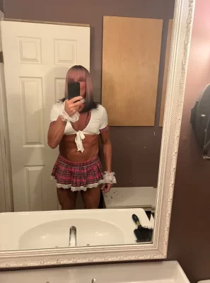 Sissy gurl looking for men to please 